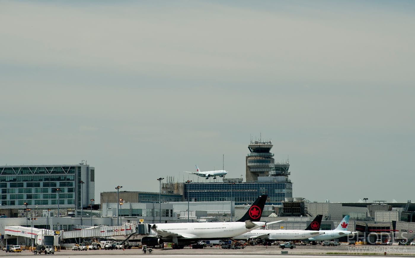 Вид аэропорта в Монреале из парка Jacques-de-Lesseps