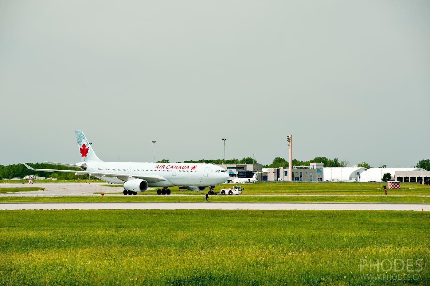 Самолет Air Canada перед взлетом - аэропорт Монреаль Трюдо