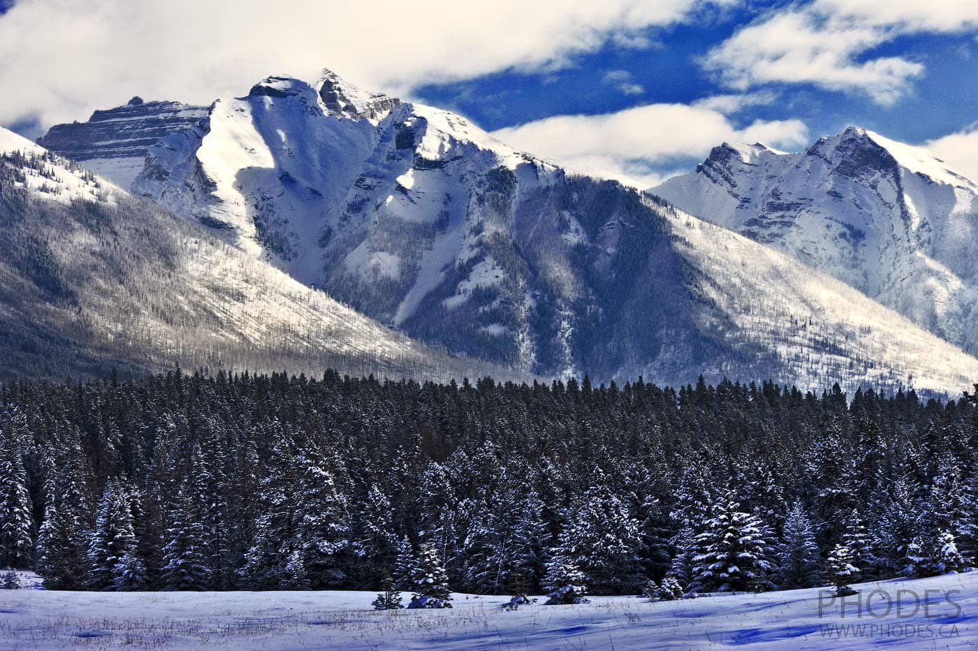 Montagnes autour du lac Miniwanka en hiver