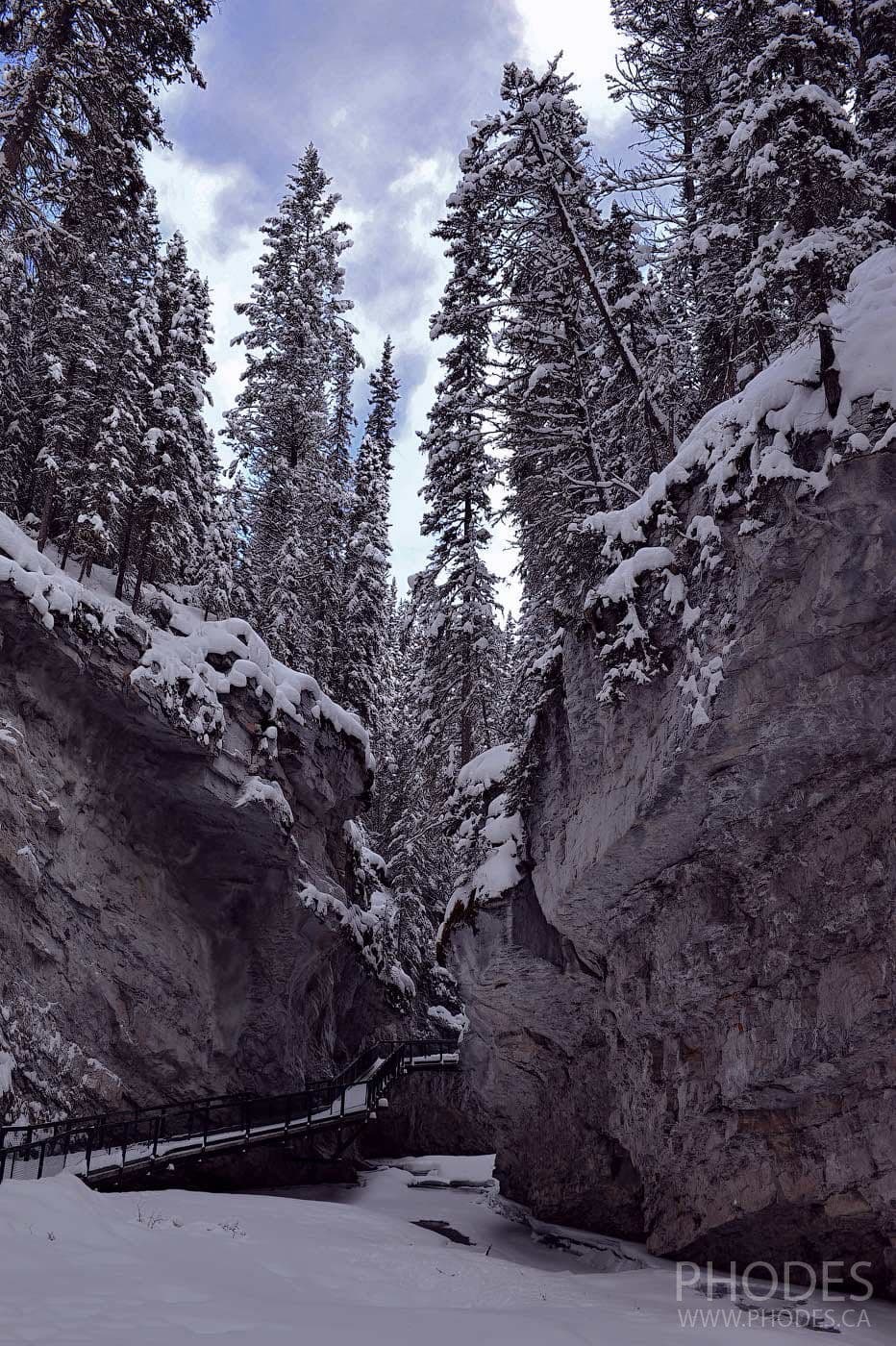 Le sentier dans Johnston canyon en hiver