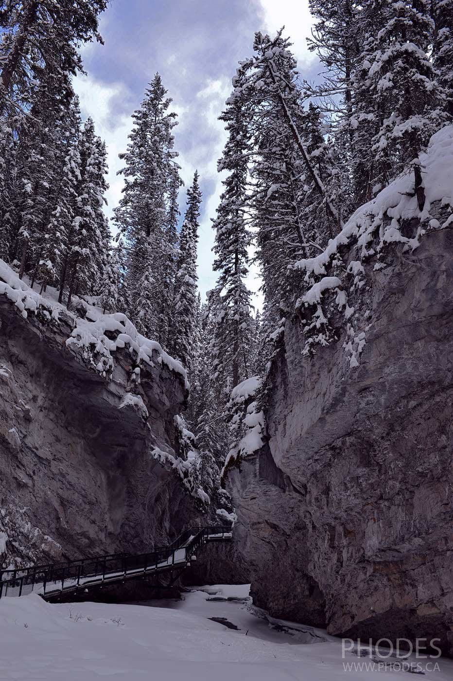 Тропа в Johnston canyon зимой