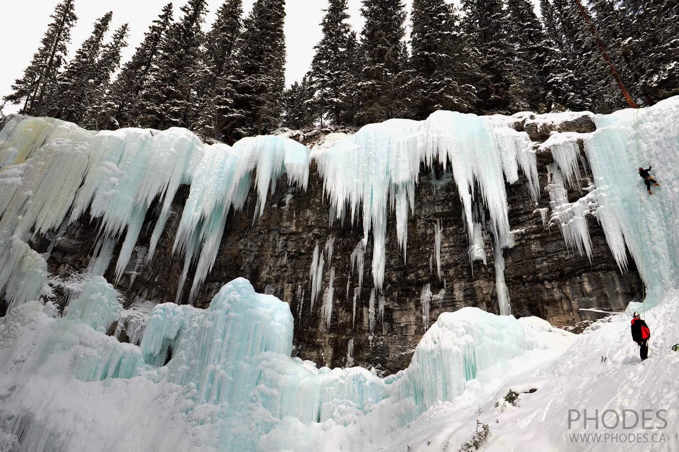 Скалолазы по льду в Johnston canyon