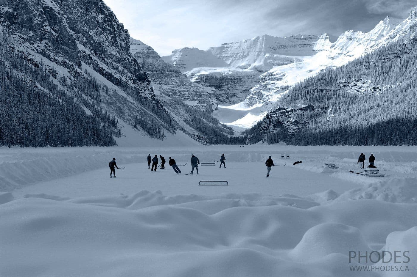 Хоккейный каток на озере Lake Louise в Banff