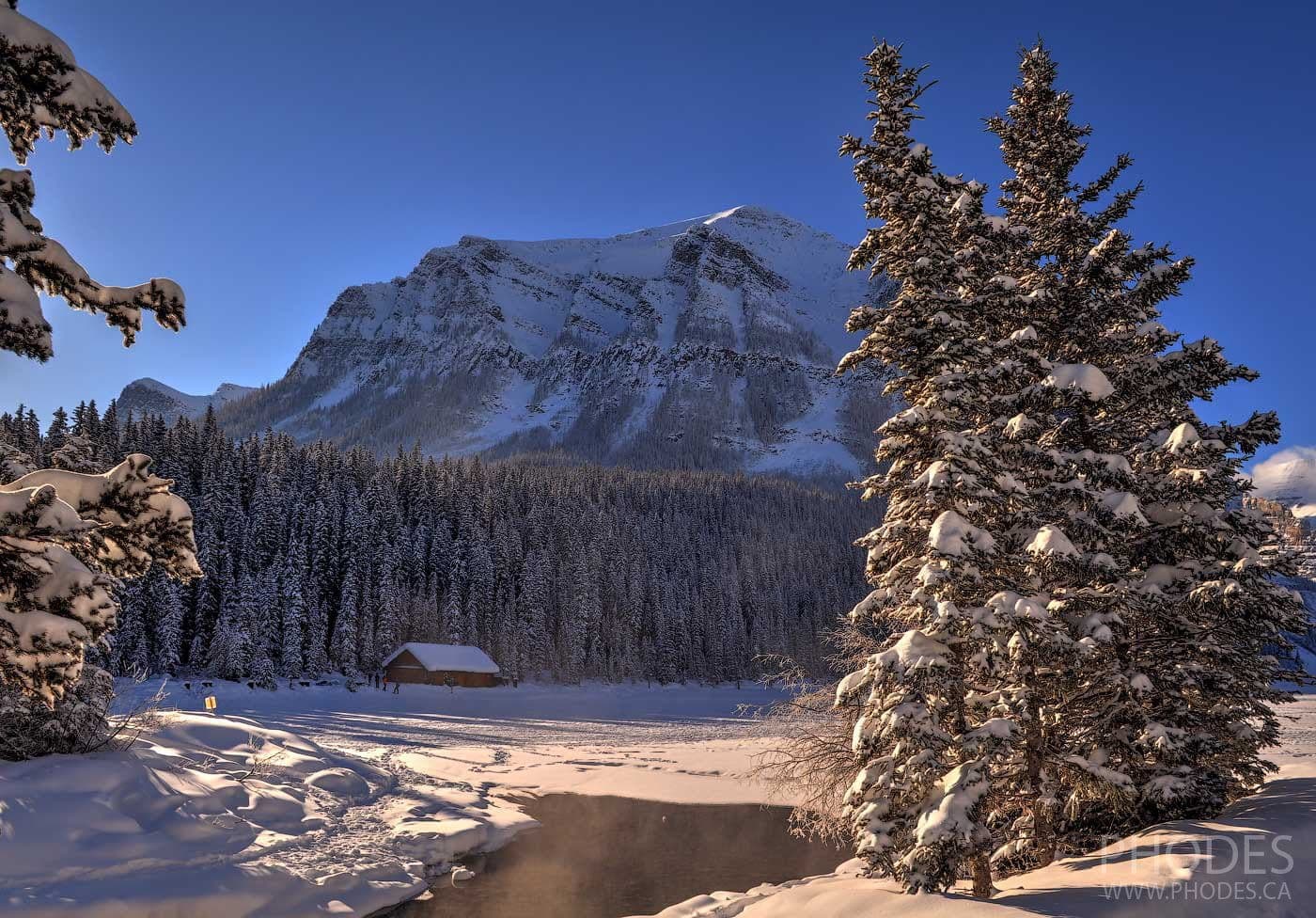 Lake Louise в солнечный зимний день