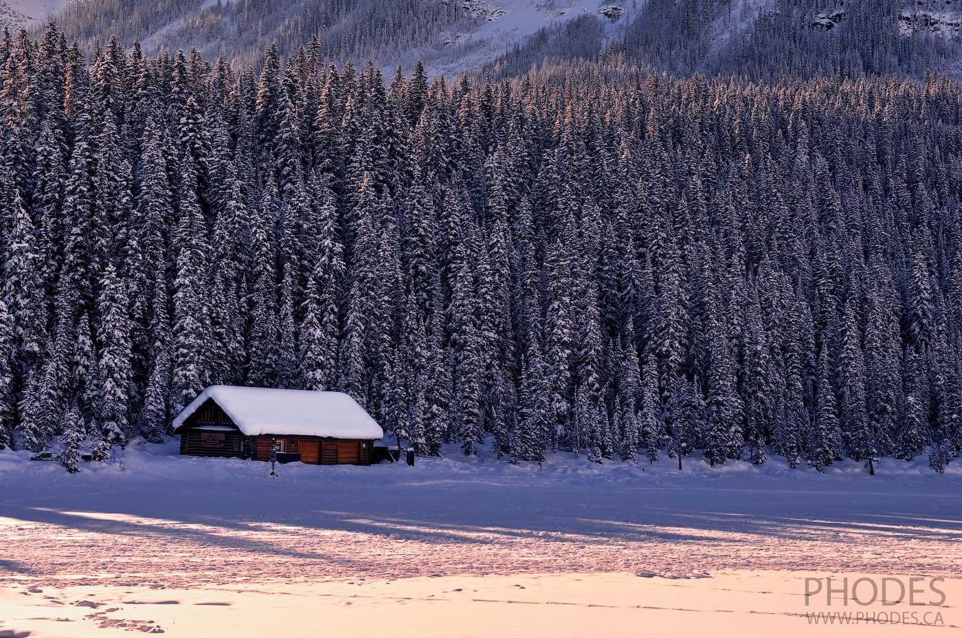 Hangar à bateaux sur le lac Lake Louise en hiver