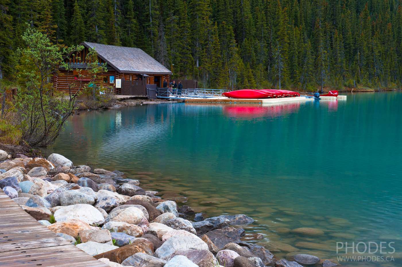 Hangar à bateau sur le lac Louise dans le parc Banff