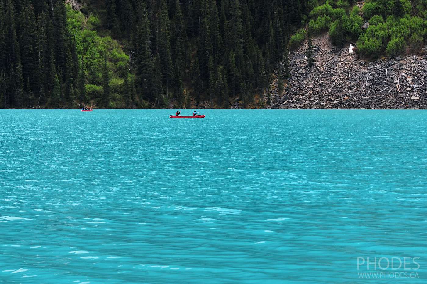 Canot sur le lac Louise dans le parc Banff