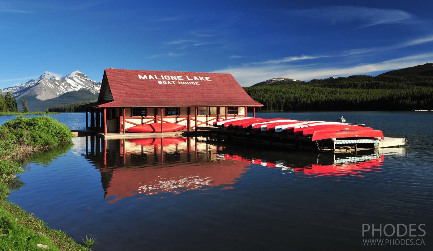 Hangar à bateau sur le lac Maligne dans le parc Jasper