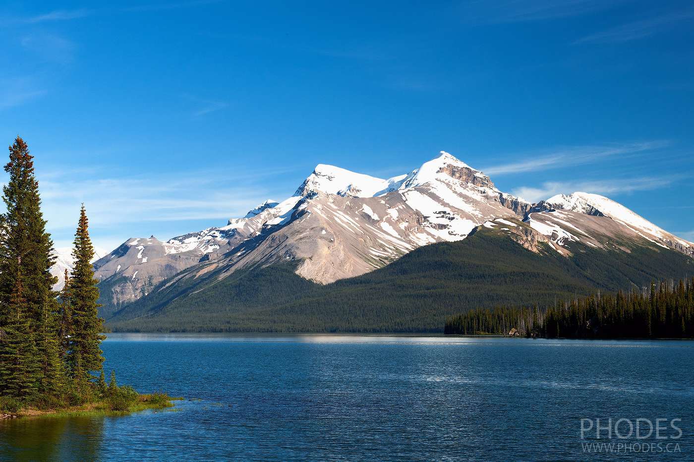 Озеро Maligne Lake в парке Jasper