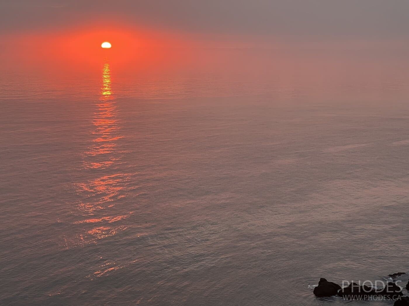 Отражение солнца в воде на закате на острове Grand Manan