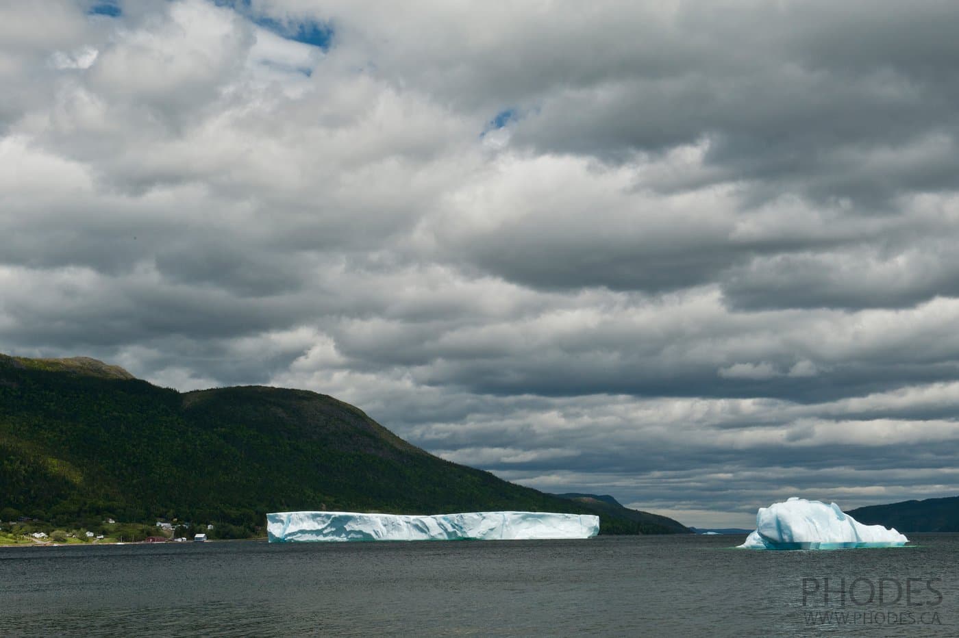 Два айсберга в заливе городка Кингс Поинт - Ньюфаундленд