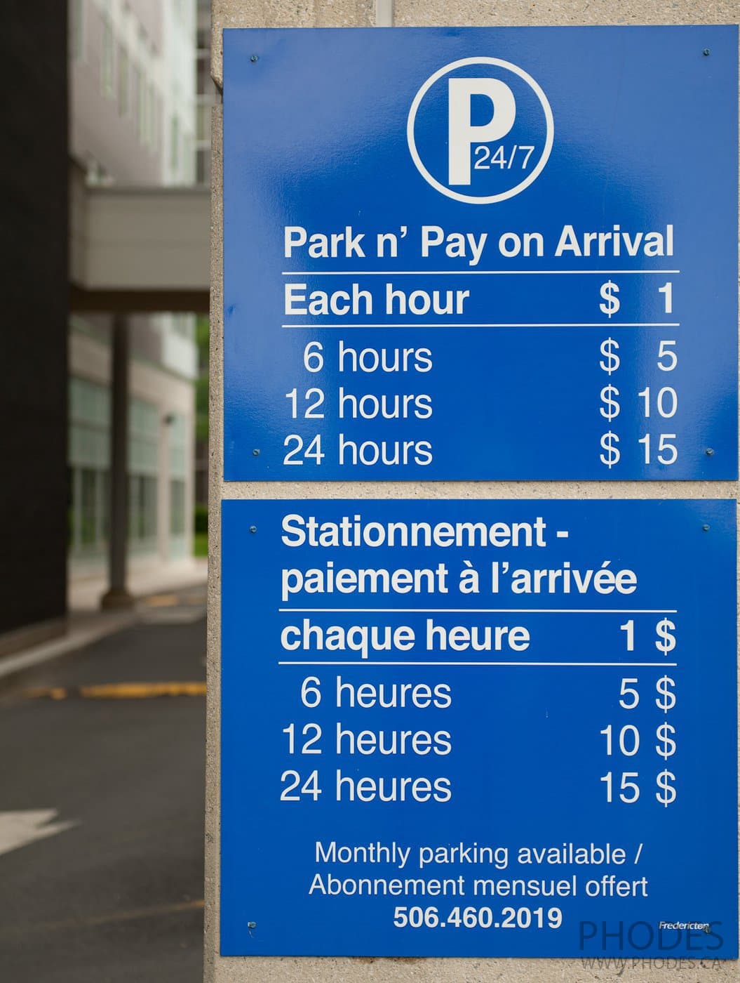 Le panneau avec les prix du stationnement à Fredericton