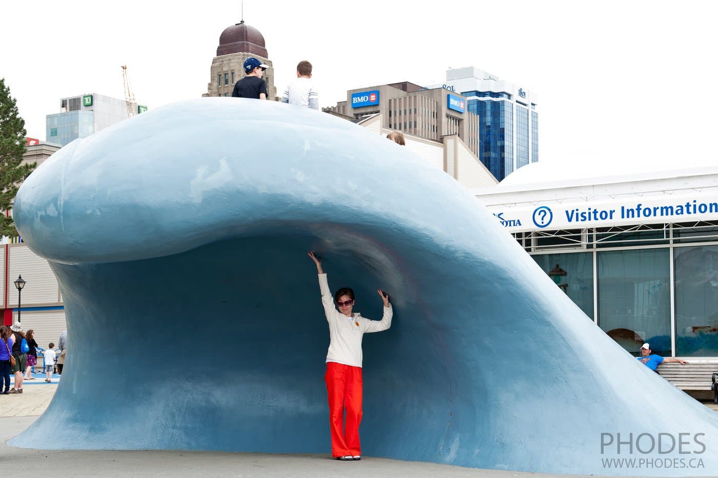 Statue de la vague dans le port d’Halifax