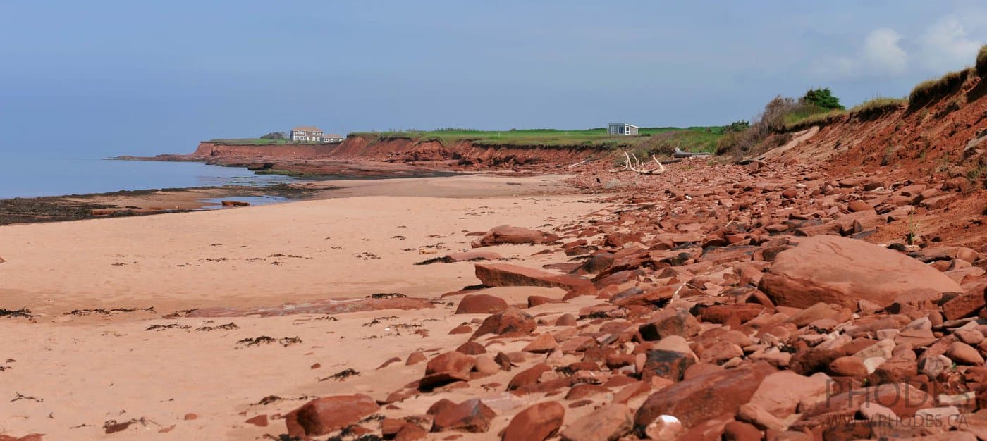 Берега красного песка на Острове Принца Эдварда